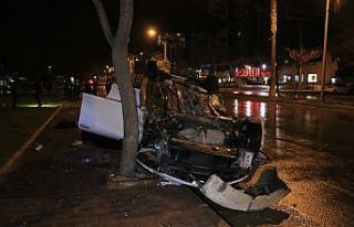 Adana’da otomobil ağaçlara çarpıp takla attı:...