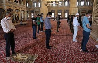 Adana’da tam kapanmada ilk cuma namazı