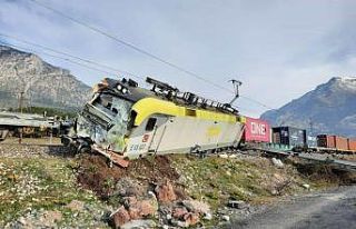 Adana’da yük treni raydan çıktı