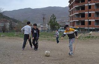 Ağaç dallarından yaptıkları ok ve yayla Türk...