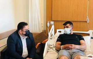 Ağaç keserken ayağından yaralandı