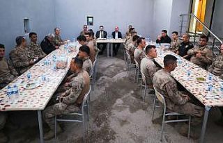 Ağrı Valisi Varol iftarını Mehmetçik ile birlikte...