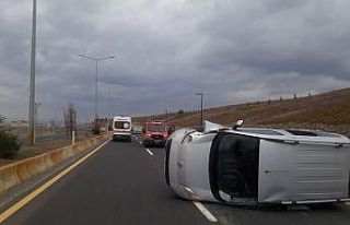 Ağrı’da elektrik direğine çarpan araç kaza...
