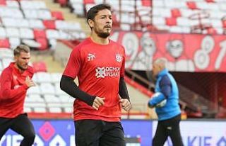 Ahmet Oğuz’dan taçtan asist!