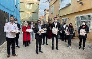 AK Parti Gençlik Kolları, kapı kapı ramazan pidesi...