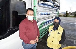 Akaryakıt istasyonuna kadın eli