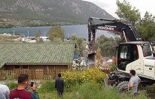 Akbük koyunda yıkımlar devam ediyor