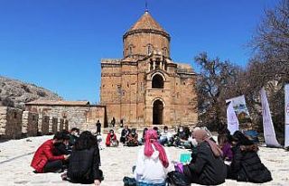Akdamar Adası’nda kitap okuma etkinliği