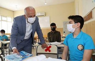 Akdeniz Belediyesi, öğrencilere LGS hazırlık setlerini...