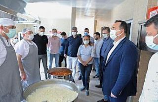 Akhisar Belediyesi aşevinde kazan kaynamaya başladı