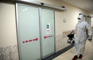 Akhisar Belediyesi hastaneleri dezenfekte etti