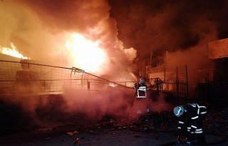 Aksaray’da geri dönüşüm deposu alev alev yandı