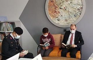 Aksaray’da jandarmadan köy okuluna kitap bağışı