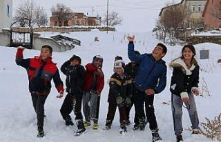 Aksaray’da Nisan ayında yağan kar çocukları...