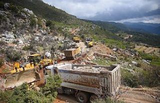 Alanya Belediyesi, mahalle yolunu hizmete sokmak için...