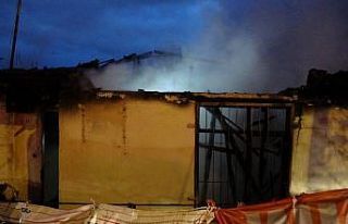 Alev topuna dönen evdeki kadını komşuları son...