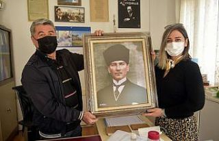 Aliağa Belediyesinden muhtarlara Atatürk portresi