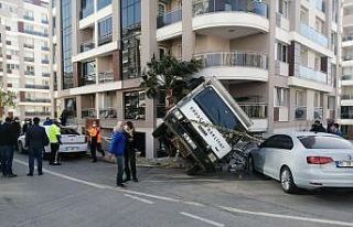 Aliağa’da freni patlayan kamyon iki aracı biçti,...