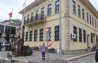 Alınan karar sonrası kendini belediyenin önüne...