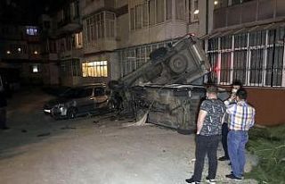 Alkollü sürücü önce 2 araca ardından apartmana...