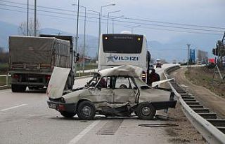 Amasya’da yolcu otobüsüyle çarpışan otomobil...