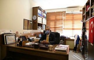 Ameliyat sırasında fenalaşan doktor ayağına serum...