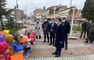 Anaokul öğrencileri ağaçlara kuş evi bıraktı