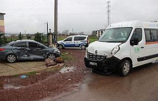 Anaokulu servisi ile otomobil çarpıştı: 1 yaralı