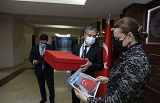 Anıtkabir’de dalgalanan Türk bayrağı DEÜ’de...