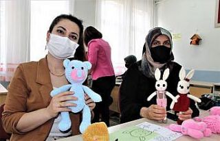 Anneler ve çocukları, ihtiyaç sahipleri için örgü...