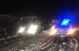 Antalya- Konya karayolunda kar yağışı etkili oluyor