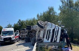 Antalya’da çimento yüklü tır yan yattı: 1 yaralı