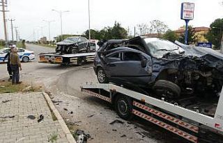 Antalya’da kontrolsüz kavşakta feci kaza: 6 yaralı