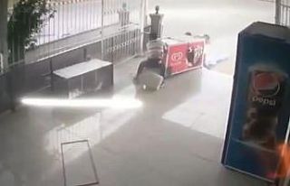 Antalya’da rüzgar dondurma dolabını böyle sürükledi