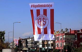 Antalyaspor bayrakları caddeleri süslüyor