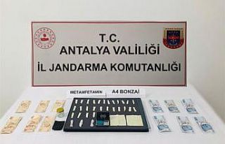 Aracında uyuşturucu ticareti yaparken yakalandı
