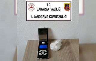 Araçtan uyuşturucu maddeleri atıp kaçmaya çalıştılar