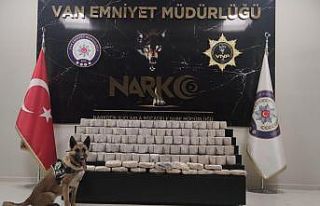 Araziye gizlenen 61 kilo eroini narkotik köpekleri...