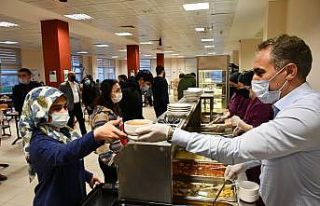 Arıcıoğlu nöbetçi yurtta iftar yaptı