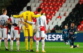 Arsenalli oyuncular "Irkçılığa karşı diz...