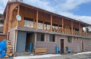 Artvin’deki turistlik yayla evlerinde hayvanat bahçesini...