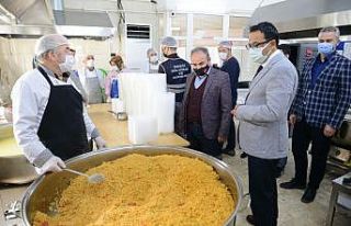 Aşevinde hazırlanan yemekler ihtiyaç sahiplerine...