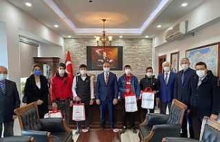 Aslanapa’da öğrencilere 35 adet tablet dağıtıldı