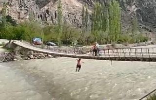 Asma köprüden Çorun nehrine korkutan atlayış