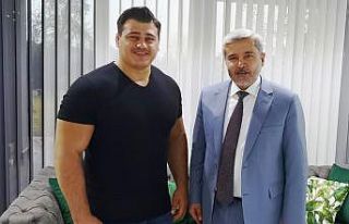 ASÜ Rektörü Şahin Milli Güreşçi Kayaalp’i...