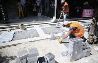 Atatürk Caddesi’nin batı kaldırımı yenileniyor
