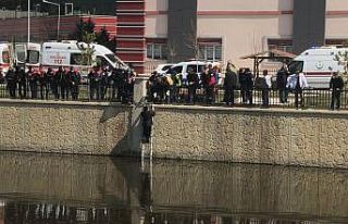 Atladığı sudan çıkması için ekipler dakikalarca...