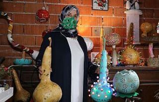 Atölyeye çevirdiği evinin balkonundan dünyaya...