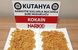 Ayakkabı kutusu ve el çantasında 588 gram kokain...