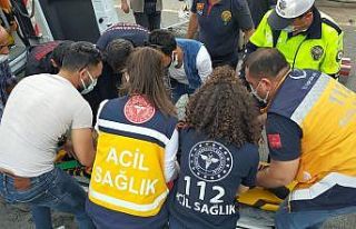 Aydınlatma direğine çarpan otomobildeki 2 kişi...